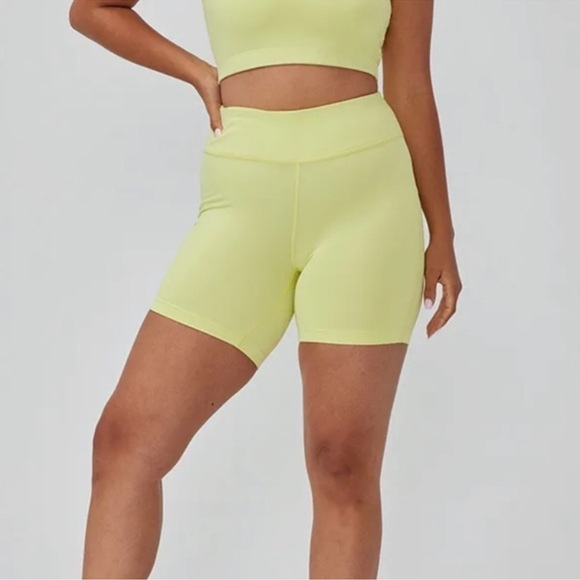 NWT Outdoor Voices Move Free 6” Bike Hike Workout Shorts Gecko Yellow Size Small - Picture 1 of 15